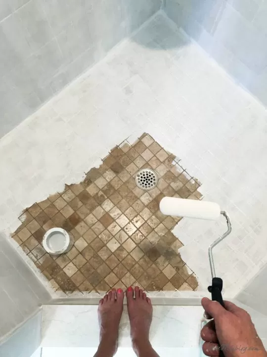 A quick DIY guide to paint bathroom tiles